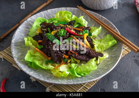 Türkei gebratene Leber asiatischen Stil mit Gemüse und viele Grüns. Mit Schüssel Reis und Kaffee serviert. Stockfoto