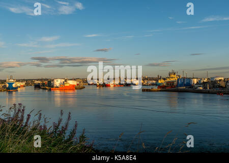 Aberdeen, Schottland, Großbritannien, 30. August 2017. Aberdeen Hafenbecken, Schiffe und Piers. Stockfoto