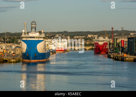 Aberdeen, Schottland, Großbritannien, 30. August 2017. Aberdeen Hafen, Fluss Dee und Schiffe. Stockfoto