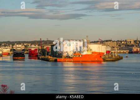 Aberdeen, Schottland, Großbritannien, 30. August 2017. Aberdeen Hafen, Fluss Dee und Schiffe. Stockfoto