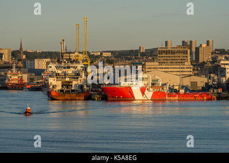 Aberdeen, Schottland, Großbritannien, 30. August 2017. Aberdeen Hafenbecken, Schiffe, Piers und Stadtzentrum. Stockfoto