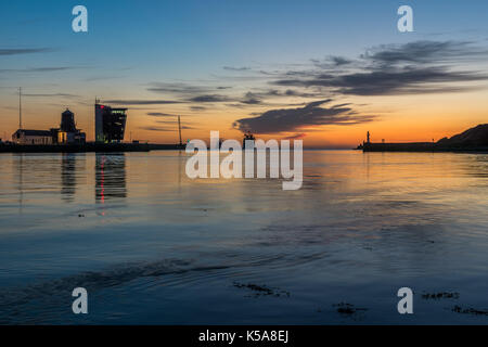 Aberdeen, Schottland, Großbritannien, 30. August 2017. Aberdeen Hafenbecken und Mündung. Stockfoto