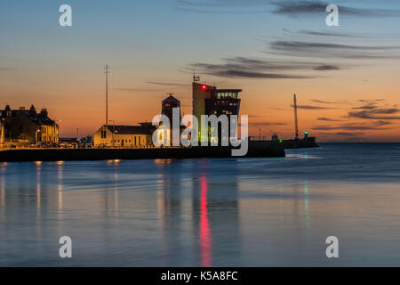 Aberdeen, Schottland, Großbritannien, 30. August 2017. Hafen Aberdeen, die Marine Operations Turm und das Roundhouse in der Morgendämmerung. Stockfoto