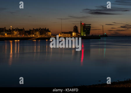 Aberdeen, Schottland, Großbritannien, 30. August 2017. Hafen Aberdeen, die Marine Operations Turm und das Roundhouse in der Morgendämmerung. Stockfoto