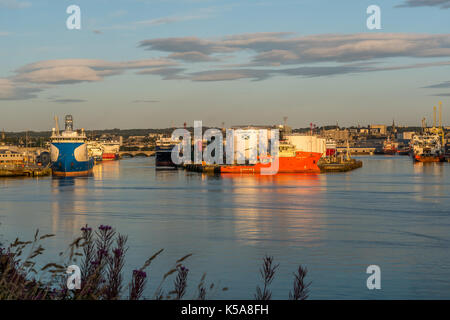 Aberdeen, Schottland, Großbritannien, 30. August 2017. Aberdeen Hafenbecken, Schiffe, Piers, Stadtzentrum und den Fluss Dee. Stockfoto