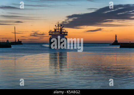 Aberdeen, Schottland, Großbritannien, 30. August 2017. Hafen Aberdeen Pier und Öl Transport Schiff bei Sonnenaufgang. Stockfoto