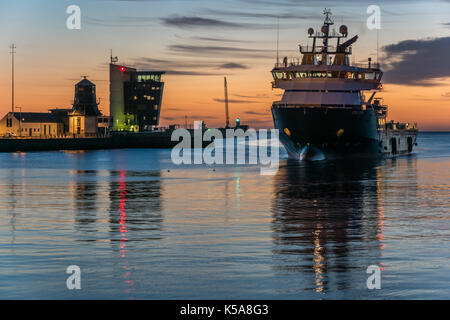 Aberdeen, Schottland, Großbritannien, 30. August 2017. Hafen Aberdeen Pier und Öl Transport Schiff bei Sonnenaufgang. Stockfoto