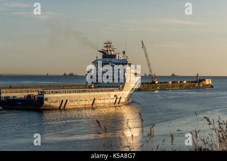 Aberdeen, Schottland, Großbritannien, 30. August 2017. Fälligkeit des Schiffes aus dem Hafen Aberdeen. Stockfoto