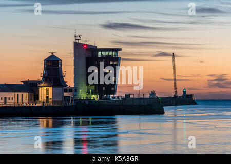 Aberdeen, Schottland, Großbritannien, 30. August 2017. Marine Operations Turm und das Roundhouse in der Morgendämmerung. Stockfoto