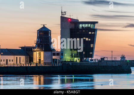 Aberdeen, Schottland, Großbritannien, 30. August 2017. Marine Operations Turm und das Roundhouse in der Morgendämmerung. Stockfoto