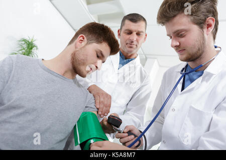 Medizinstudenten sitzt und spricht an der Universität Stockfoto