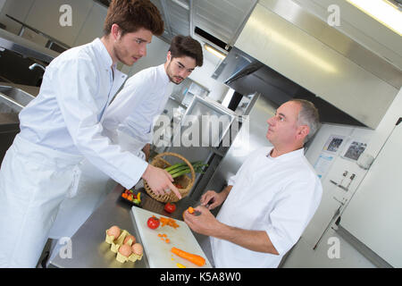 Koch auszubildenden Überwachung kochen Stockfoto