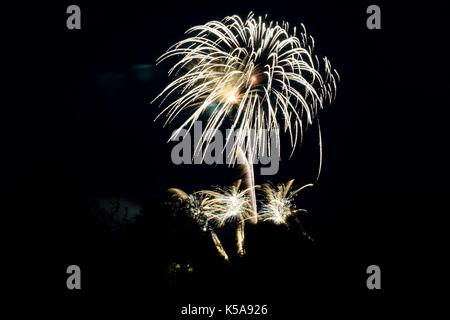 Feuerwerk von einer Veranstaltung in Glastonbury Abteien Musik Extravaganza 2017 Stockfoto