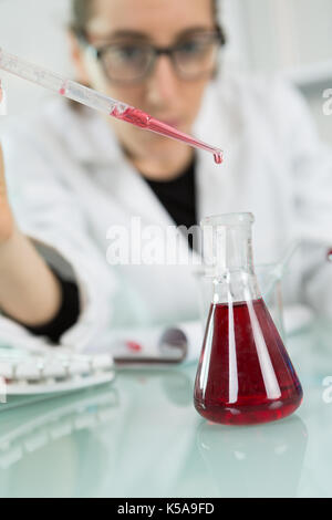 Nahaufnahme der Reagenzgläser Gefüllt mit roter Flüssigkeit Stockfoto