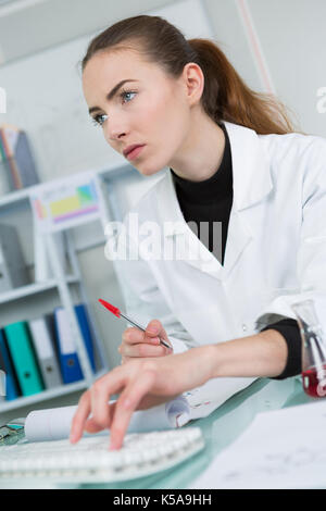 Hübsche weibliche Studenten arbeiten am Computer im Klassenzimmer Stockfoto