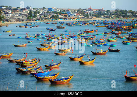 Fischerdorf Hafen Landschaft in Mui Ne, Vietnam. Stockfoto