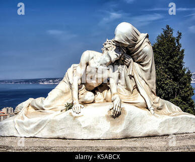 Pieta Statue außerhalb Basilika Notre Dame de la Garde in Marseille, Frankreich. Stockfoto