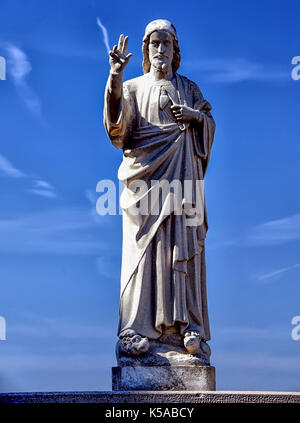 Statue von Christus außerhalb der Basilika Notre Dame de la Garde in Marseille, Frankreich. Stockfoto