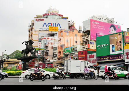 Saigon, Vietnam - Feb 25,2015: Straßenverkehr in Saigon (Ho Chi Minh), Vietnam. Ho Chi Minh City ist die grösste Stadt im Süden von Vietnam. Stockfoto