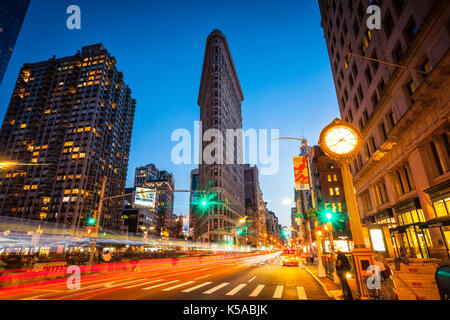 Flatron Gebäude bei Nacht, auf der Fifth Avenue, New York City Stockfoto