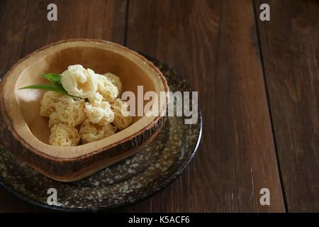 Dakak-dakak Bulat, den beliebten Snack von Maniok und Reis Nudeln Kugeln von Padang, West Sumatra Stockfoto