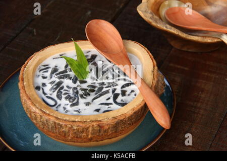 Es Dawet Ireng. Javanisch kaltes Dessert aus gerösteten paddy Stroh Gelee, serviert mit Kokosmilch und Palm Zucker. Stockfoto