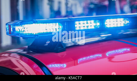 Blinkendes blaues Licht Bar auf einem Löschfahrzeug Stockfoto