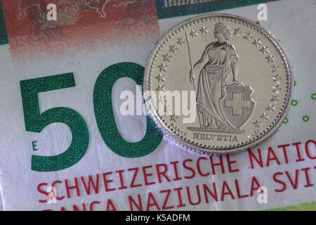 Bern, Schweiz: Geld der Schweiz. Neue 20- und 50-Noten, die im Jahr 2017 eingeführt wurden. Stockfoto