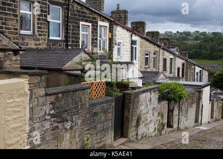 Back Lane zwischen traditionellen zurück Gehäuse in Basil Street und Colne Lane, Colne, Lancashire, England zurück Stockfoto