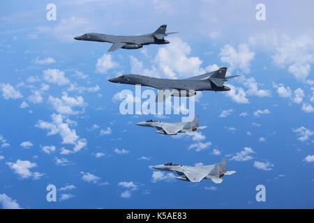 Zwei US Air Force B-1 B Lancers ein bilaterales Mission mit zwei Koku Jieitai (Japan Air Verteidigung-kraft) F-15 s Fliegen Stockfoto