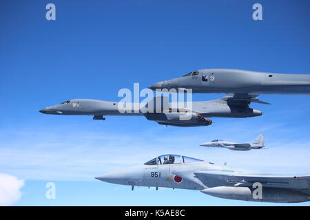 Zwei US Air Force B-1 B Lancers ein bilaterales Mission mit zwei Koku Jieitai (Japan Air Verteidigung-kraft) F-15 s Fliegen Stockfoto