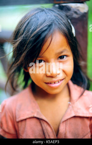 Siem Reap, Kambodscha - Feb 9,2013: kleines Mädchen in einem Dorf von Siem Reap, Kambodscha lächelnd. Stockfoto
