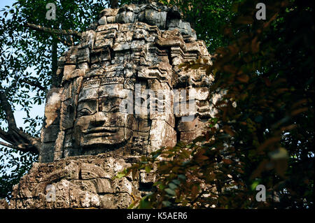 Buddha Gesicht in Stein gehauenen Tempel Angkor Wat, Kambodscha Stockfoto