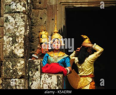 Siemreap, Kambodscha - Feb 8,2013: junge Tänzer aspara Vorbereitung wurden für die öffentliche Aufführung in Angkor Wat, Siemreap, Kambodscha. Stockfoto