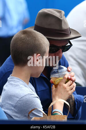 David Beckham und Romeo Beckham beim zweiten Runde der ATP Aegon Championships im Queen's Club mit dabei: David Beckham, Romeo Beckham wo: London, Greater London, United Kingdom Wann: 22 Jun 2017 Quelle: WENN.com Stockfoto