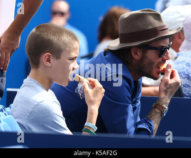 David Beckham und Romeo Beckham beim zweiten Runde der ATP Aegon Championships im Queen's Club mit dabei: David Beckham, Romeo Beckham wo: London, Greater London, United Kingdom Wann: 22 Jun 2017 Quelle: WENN.com Stockfoto