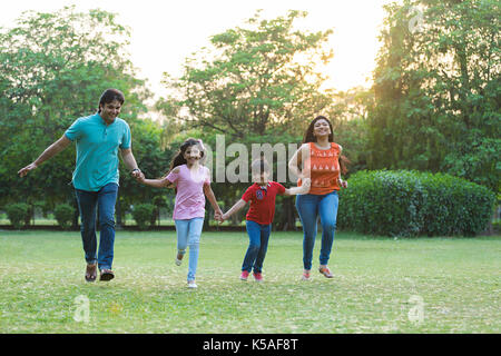 Indische Familie Hände halten Läuft Park Spaß Wochenende Urlaub Stockfoto