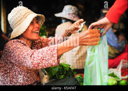 Siem Reap, Kambodscha - Feb 12,2013: Hersteller verkauft Gemüse am Markt in Siem Reap, Kambodscha Stockfoto