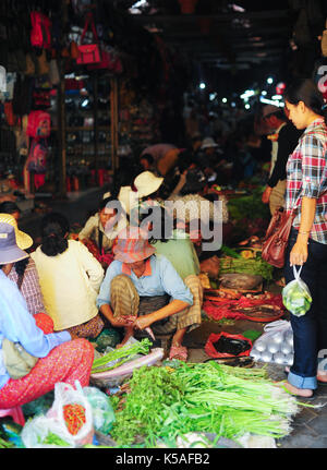 Siem Reap, Kambodscha - Feb 12,2013: Hersteller verkauft Gemüse am Markt in Siem Reap, Kambodscha Stockfoto