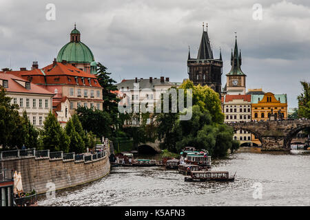 Altstädter Brückenturm, das Museum der Karlsbrücke und ein Dach der Kirche St. Franz von Assissi, Prag Stockfoto