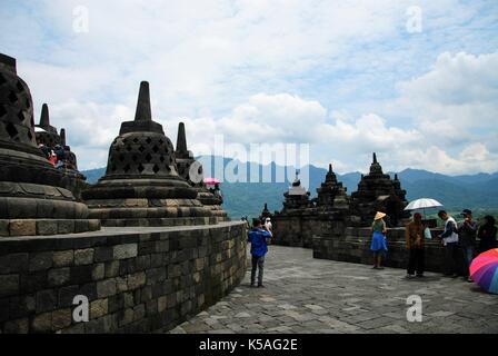 Blick auf den Borobudur Tempel in der Landschaft von Bali, Indonesien Stockfoto
