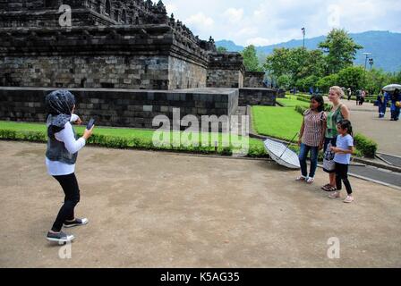 Blick auf den Borobudur Tempel in der Landschaft von Bali, Indonesien Stockfoto