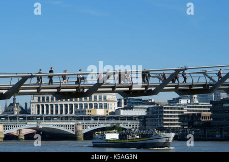 Überqueren von Millenium Bridge in London am Morgen Sommer Stockfoto