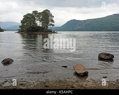 Anzeigen von Otter Island mit Wellen plätschern am Ufer und drei große Steine in Abbott's Bay Derwentwater, Cumbria, England, Großbritannien Stockfoto