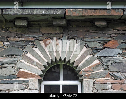 Detail der Fenster Bogen Kirche der Heiligen Dreifaltigkeit, 1861 in Grange geweihten-in-Borrowdale, Cumbria, England, UK konzipiert und von Margaret Heathcote gebaut Stockfoto