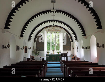 Innenraum der Kirche der Heiligen Dreifaltigkeit, 1861 in Grange geweihten-in-Borrowdale, Cumbria, England, UK konzipiert und von Margaret Heathcote gebaut Stockfoto