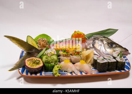 Sushi, Sashimi, Nigiri, voll Fisch auf verschiedene Art und Weise angeordnet Stockfoto