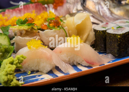 Sushi, Sashimi, Nigiri, voll Fisch auf verschiedene Art und Weise angeordnet Stockfoto