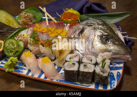Sushi, Sashimi, Nigiri, voll Fisch auf verschiedene Art und Weise angeordnet Stockfoto