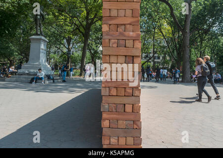 New York, NY, USA - 7. September 2017 - Heute morgen Artist Bosco Sodi eine Wand in den Washington Square Park gebaut, mit dem Titel 'Muro." Heute morgen der mexikanische Künstler Boaco Sodi eine Wand in den Washington Square Park, bestehend aus 1600 Ton Hölzer in Oaxaca, Mexiko feuerte gebaut. "Ich wollte eine Wand von Mexikanern der Mexikanischen Erde gemacht" Herr Sodi sagte zu erstellen. Um 15:00 Uhr Park goers Riss an der Wand nach unten. Credit: © © Stacy Walsh Rosenstock/Alamy Stockfoto